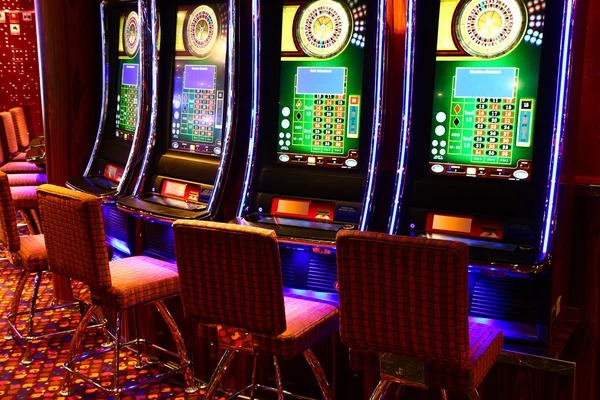 Live dealer at a Dream Catcher blackjack table on jualtoto alternatif